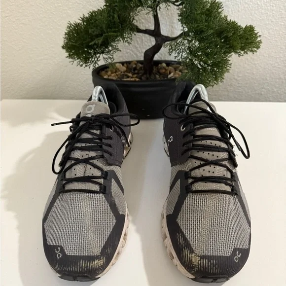 On cloud 5 Men's Black and White Athletic Shoes - Picture 2 of 10